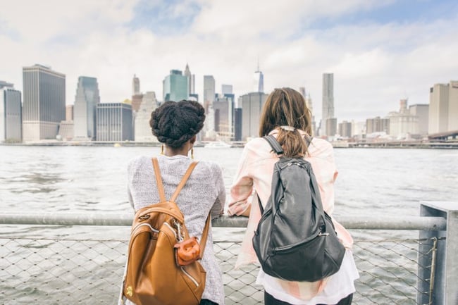Два студента с видом на городской пейзаж