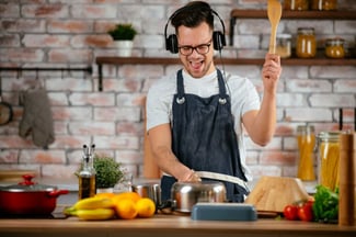 el estudiante se divierte cocinando