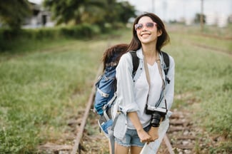  studente che viaggia con il suo zaino 